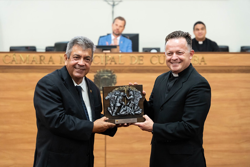 Padre Dilsomar Bombazar recebe a Cidadania Honorária de Curitiba