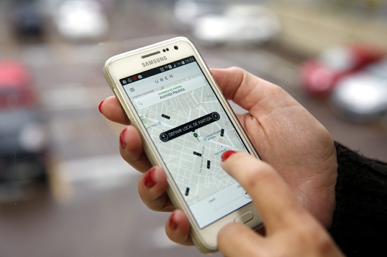 Para proteger táxis, projeto proíbe uso do Uber em Curitiba