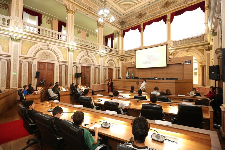 Parlamento Jovem cria projetos contra bullying e poluição