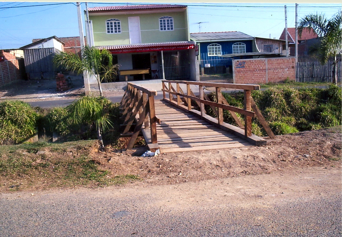 Passarela atende moradores de bairro 