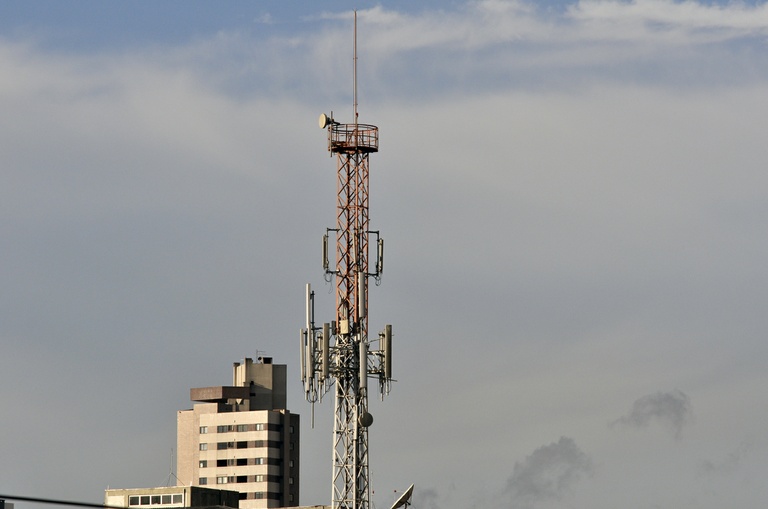 Plenário analisa instalação de antenas para telefonia móvel  