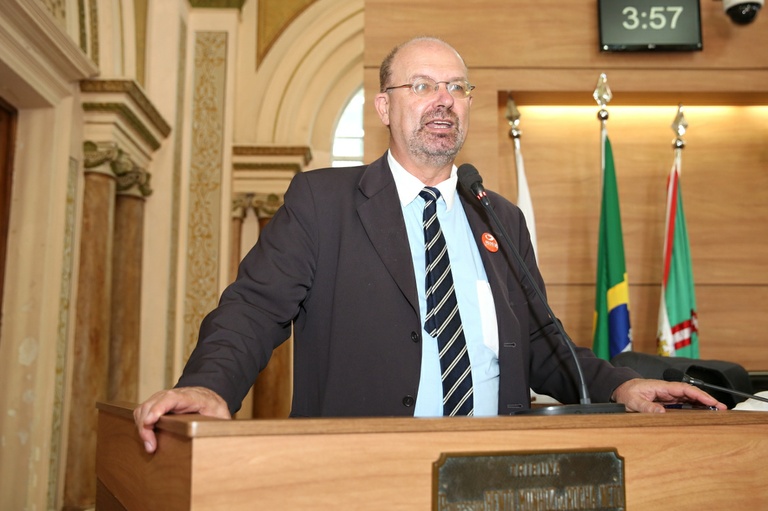 Plenário discute justificativas de deputados por impeachment