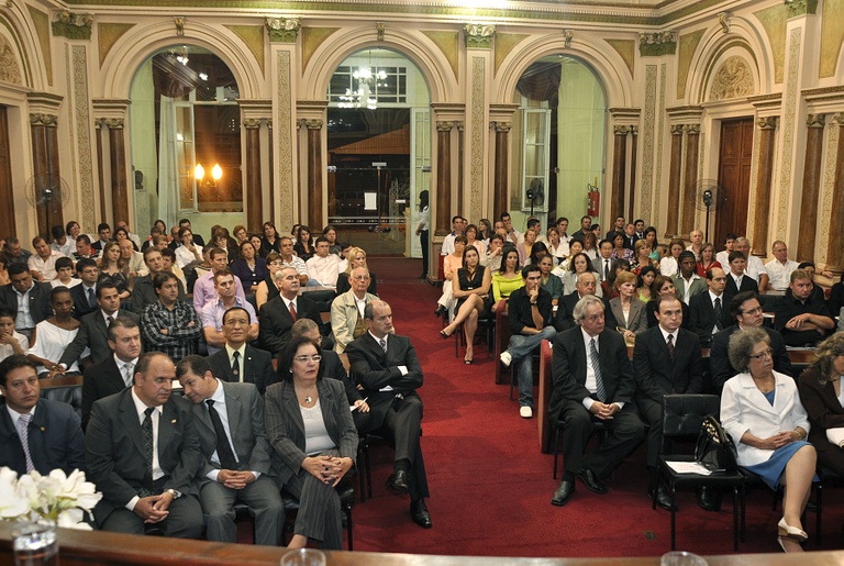 Plenário lotado em noite de homenagem 