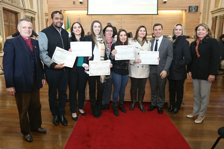 Policiais e equipe de vôlei são homenageados em plenário 