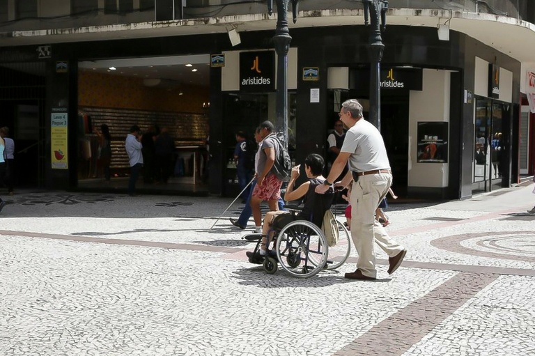 Política de Apoio ao Cuidador Familiar entra em vigor nesta sexta-feira