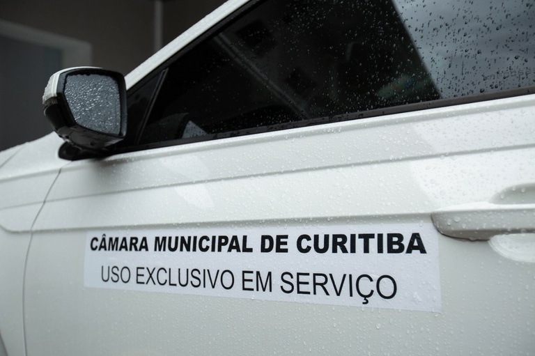 Por iniciativa própria, Câmara de Curitiba adota identificação dos veículos oficiais