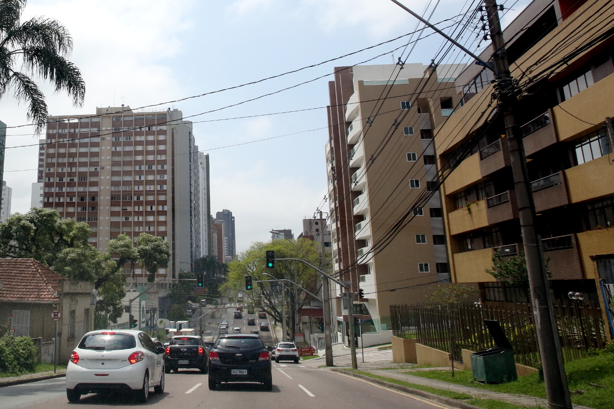 Postes danificados em colisão serão cobrados dos motoristas