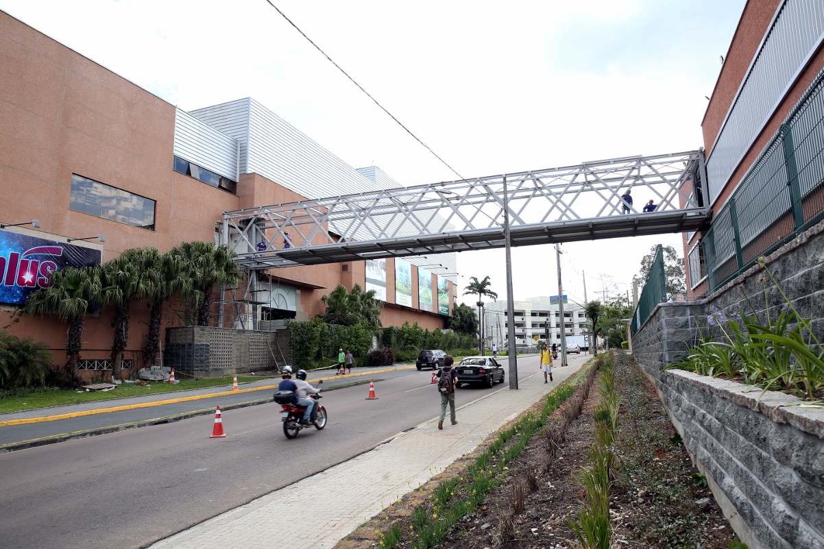 Prefeitura quer Urbs fiscalizando passarela elevada em shopping