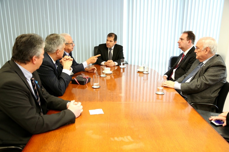 Presidente da Câmara recebe embaixador do Peru