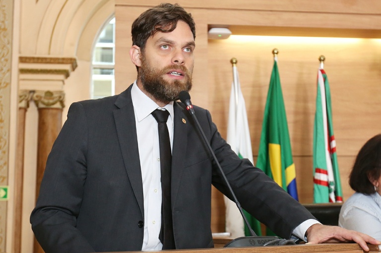 Prisão de Lula gera debates em plenário