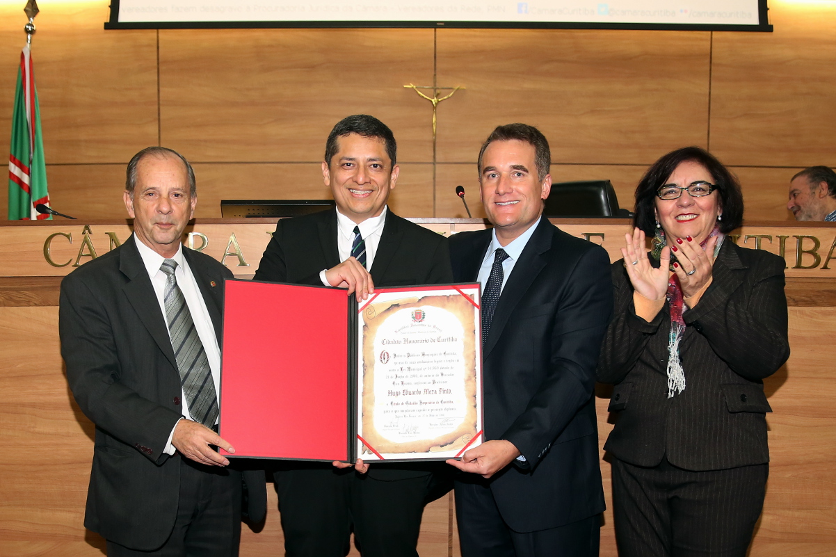 Professor Hugo Meza Pinto recebe cidadania honorária de Curitiba