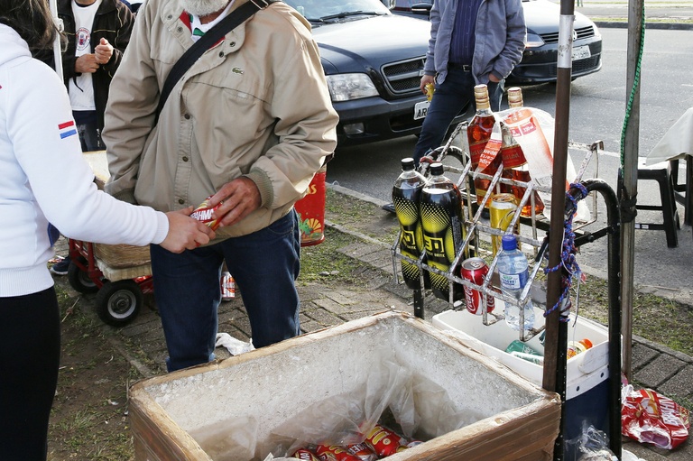 Proibição de venda de bebida alcoólica na rua fica em Legislação