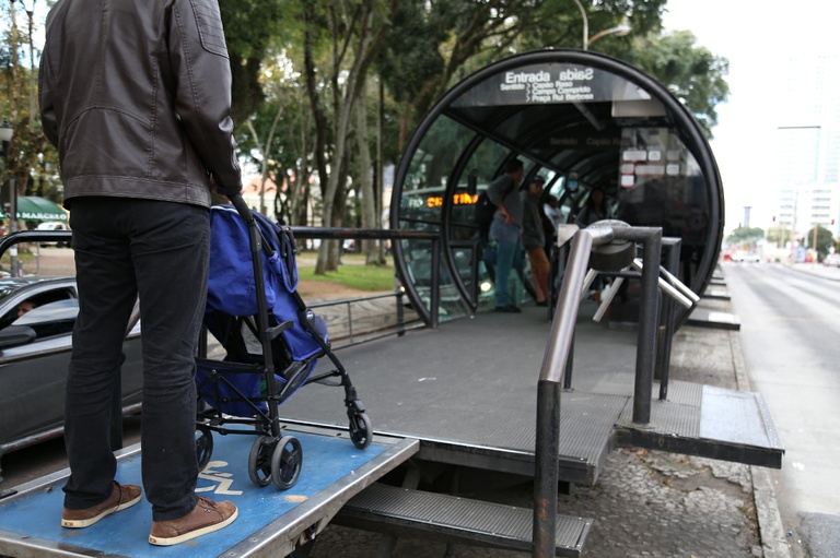 Projeto autoriza uso do elevador dos ônibus por carrinhos de bebê 