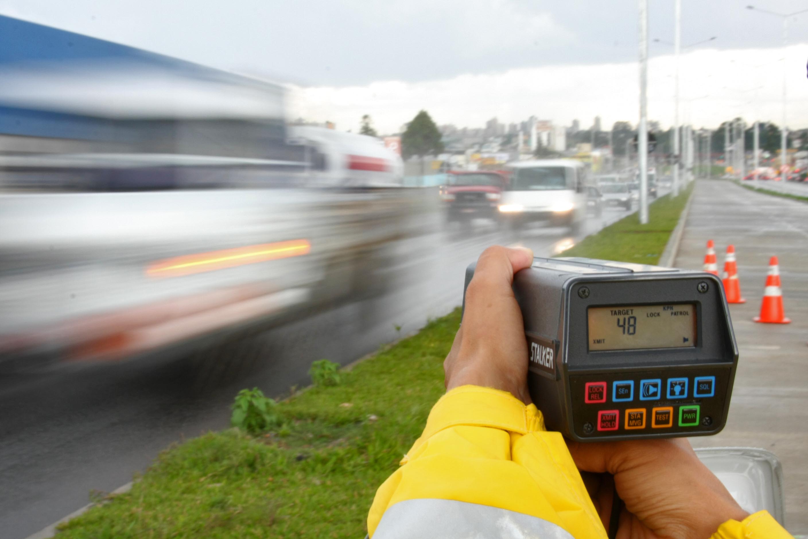 Projeto de lei proíbe radares móveis de trânsito em Curitiba
