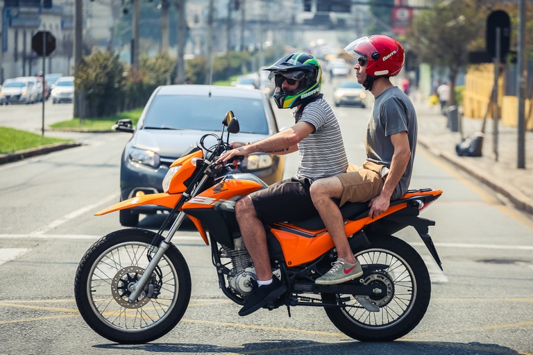 Projeto de lei quer autorizar serviço de mototáxi em Curitiba