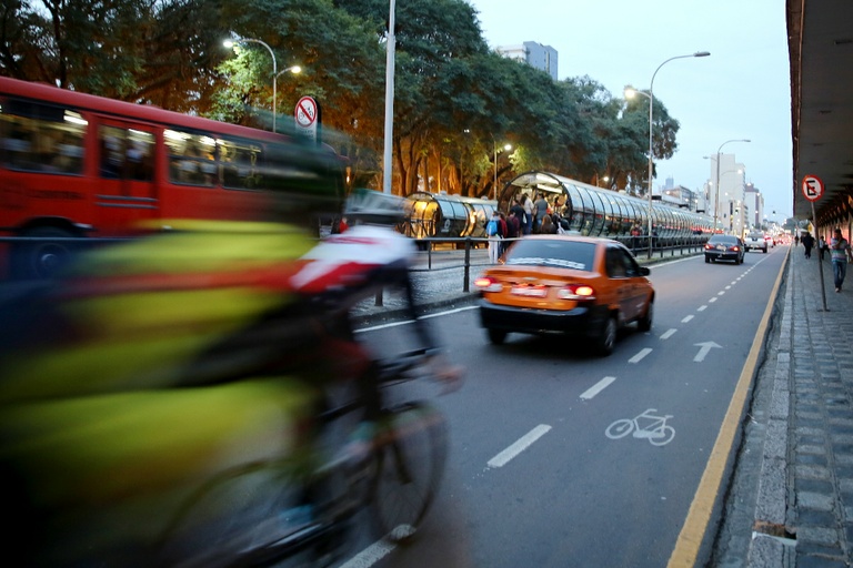 Projeto incentiva táxis adaptados para transporte de bicicletas