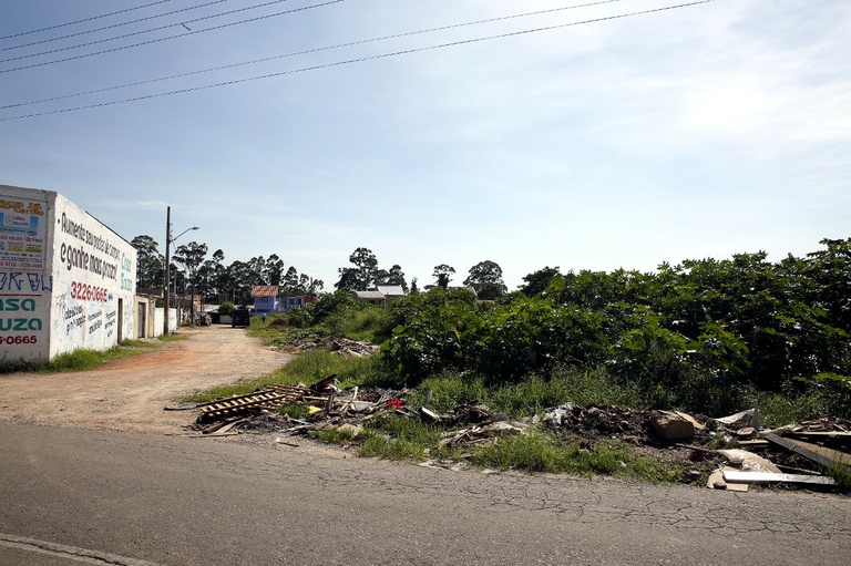 Projeto obriga donos de terrenos a construir calçadas 