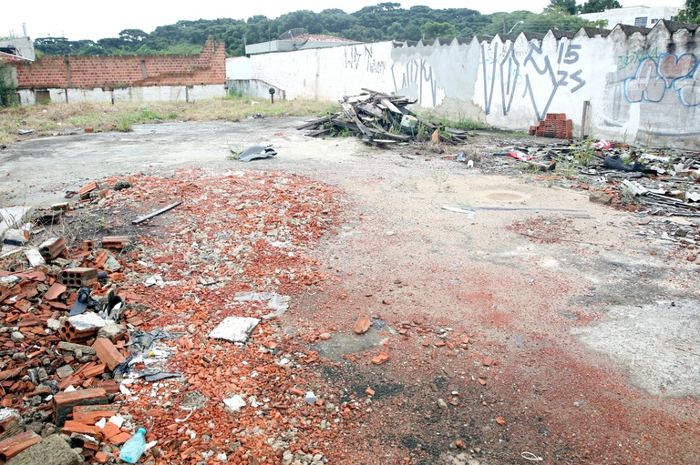 Projeto obriga limpeza de terrenos baldios com matagal e lixo