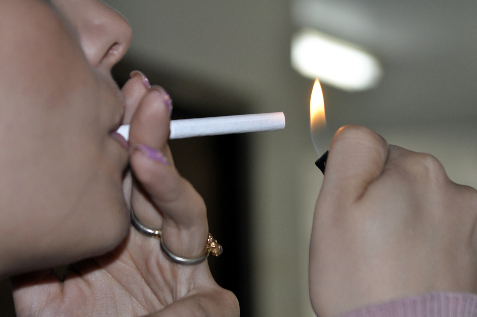 Projeto pretende punir revenda de cigarros falsos 