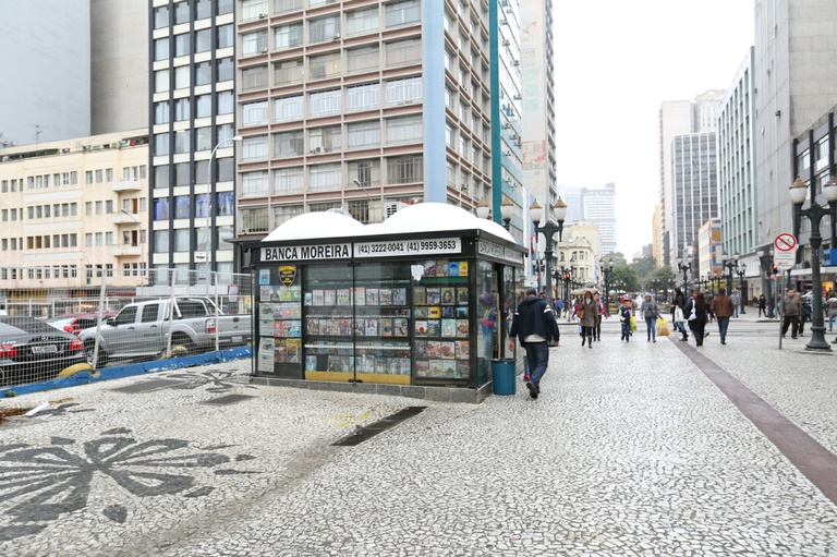 Projeto pretende regulamentar "cabides solidários" em Curitiba