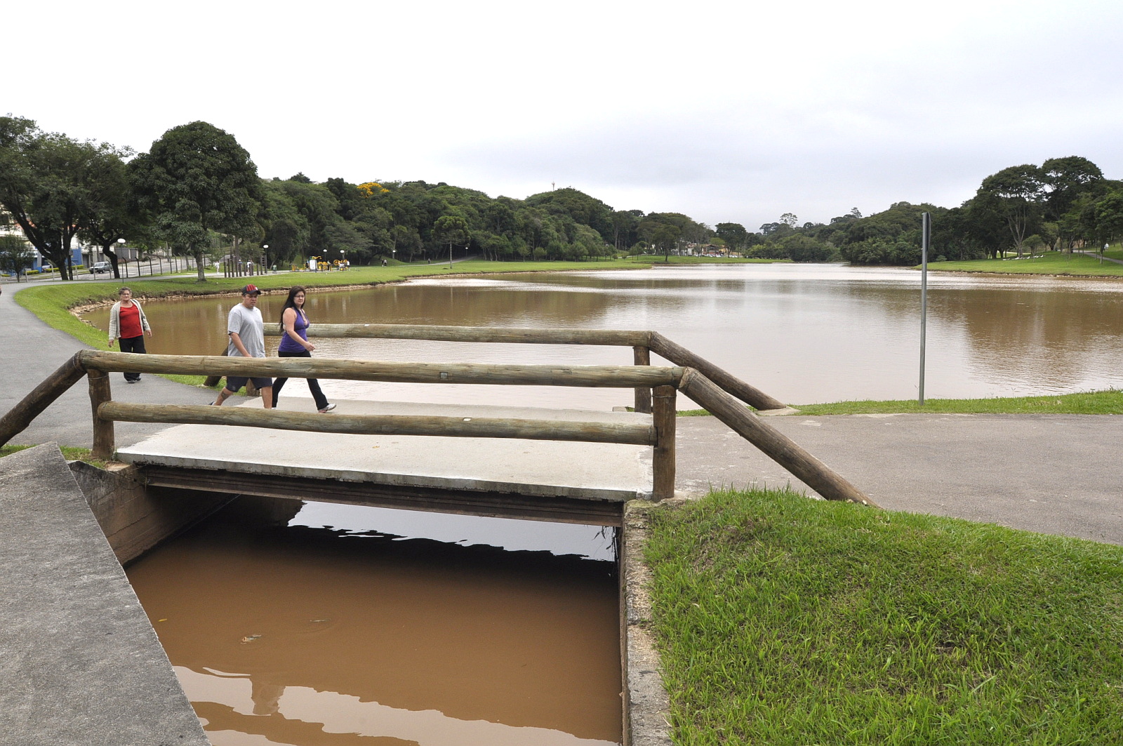 Projeto proíbe fumar em parques e praças 