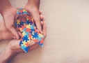 Projeto quer símbolo do autismo em banheiros-família de shoppings