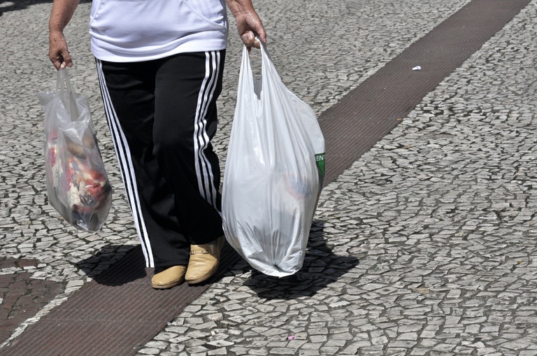 Projeto regula distribuição gratuita de sacolinhas plásticas