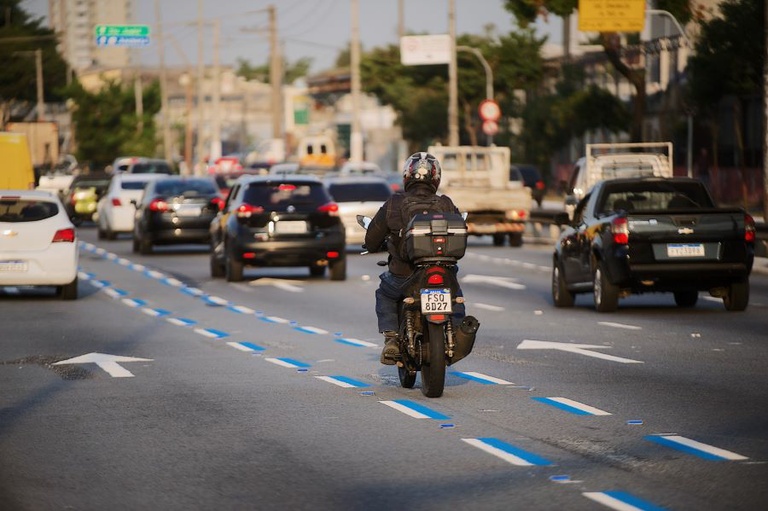 Proposta a criação de faixas para a circulação de motos em Curitiba