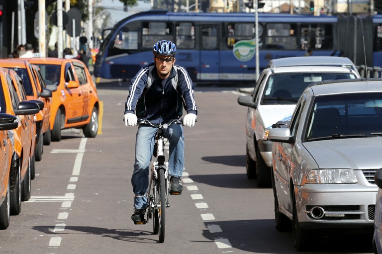 Proposta autorização a uso de suporte para bicicletas em táxis