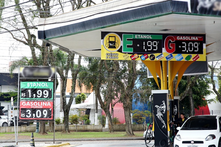 Proposta divulgação de diferença de preço entre gasolina e etanol