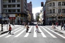 Proposta regra para trânsito de veículos em faixas de pedestres