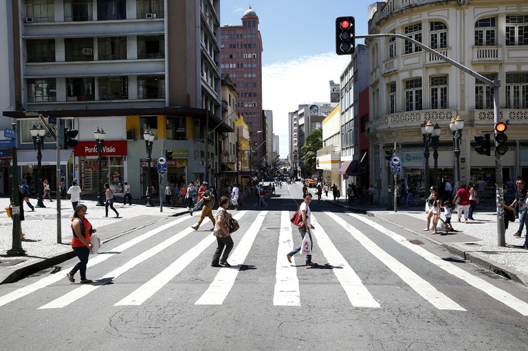 Proposta regra para trânsito de veículos em faixas de pedestres