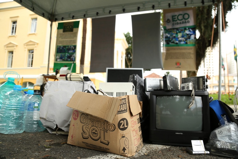 Propostas ações para alertar sobre riscos do lixo eletrônico