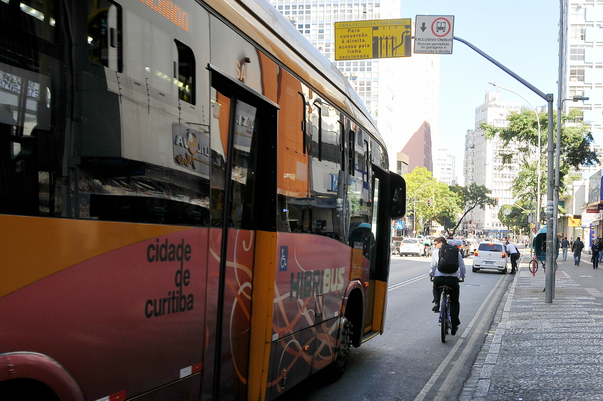 Proposto compartilhamento de faixas para ônibus com bicicletas