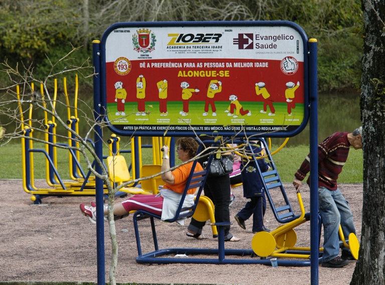 Proposto parque infantil nas academias ao ar livre 