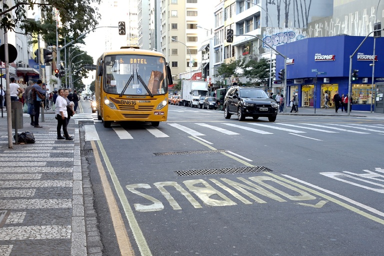 Proposto uso de faixas de ônibus exclusivas por vans escolares
