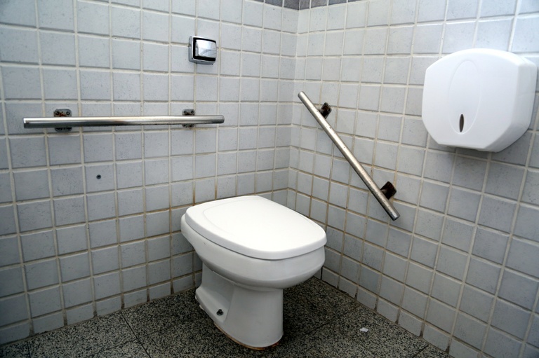 Reapresentada exigência de banheiros adaptados em bancos