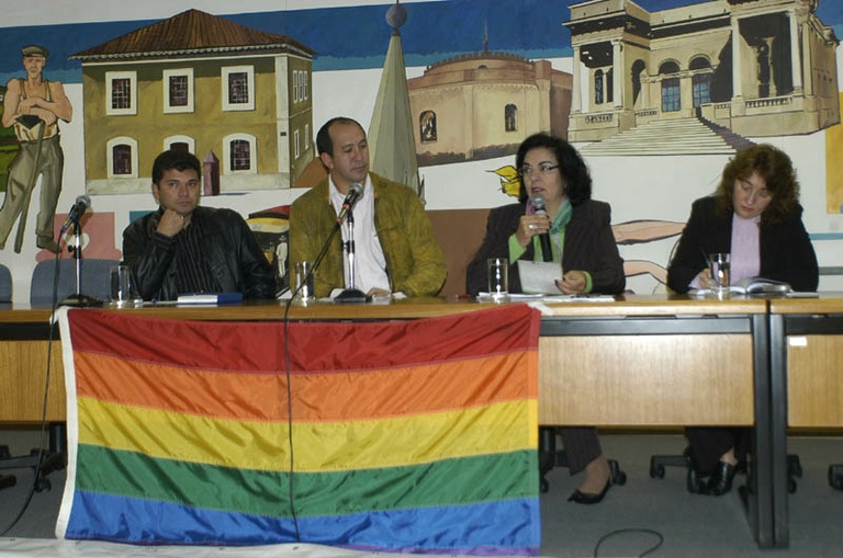 Reunião discute combate à discriminação de gays 