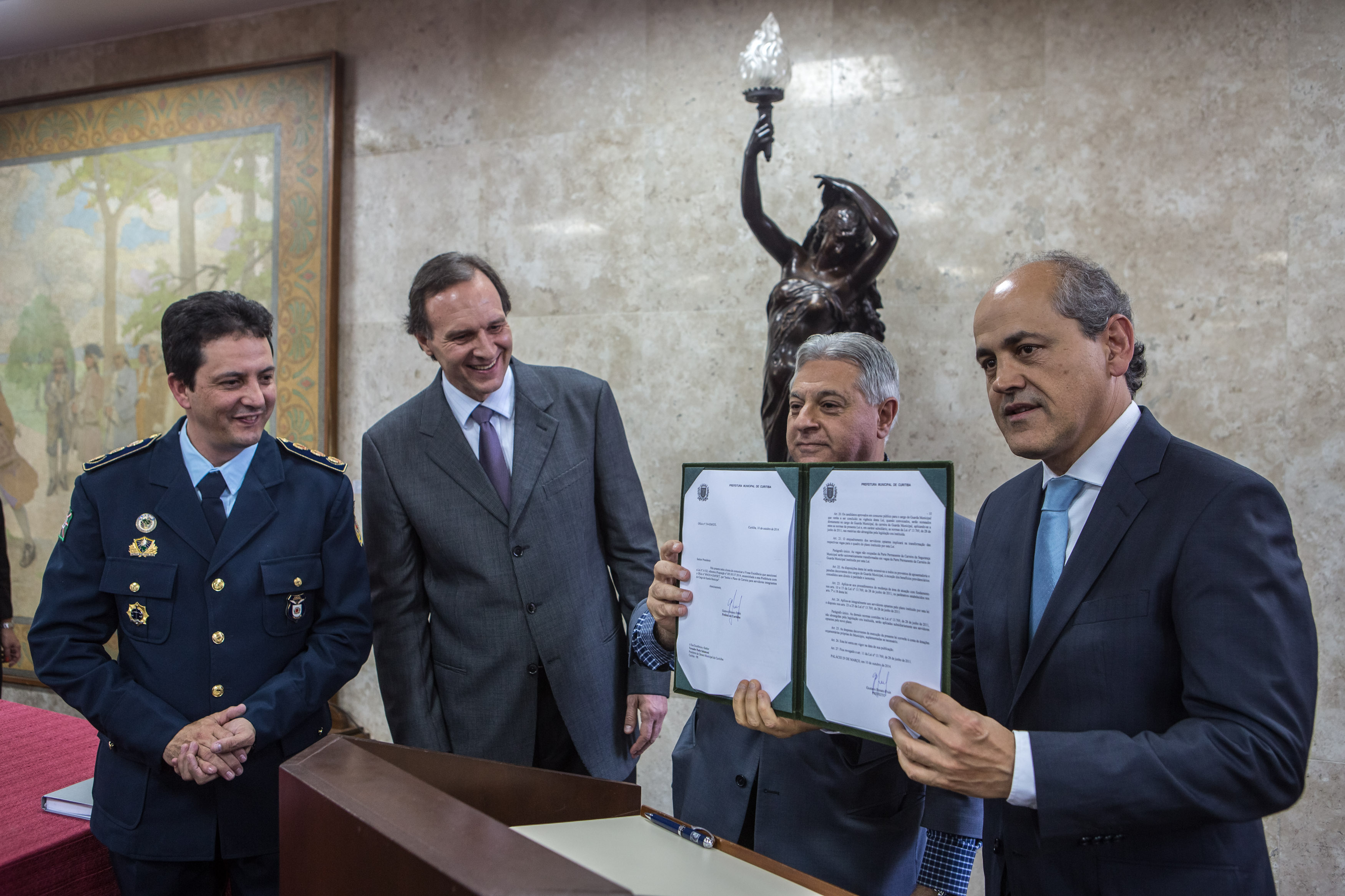 Sancionado plano de carreira da Guarda Municipal de Curitiba