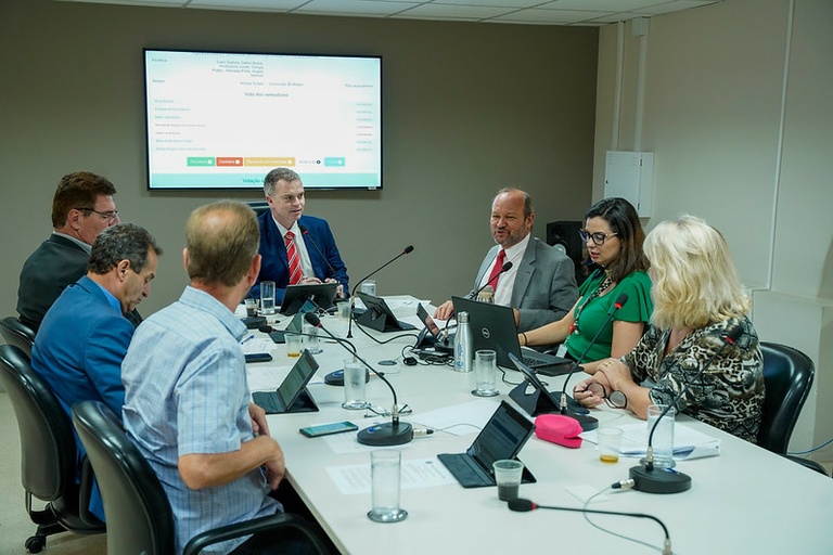 Seis projetos ganham aval da CCJ para tramitar em Curitiba; 1 é arquivado