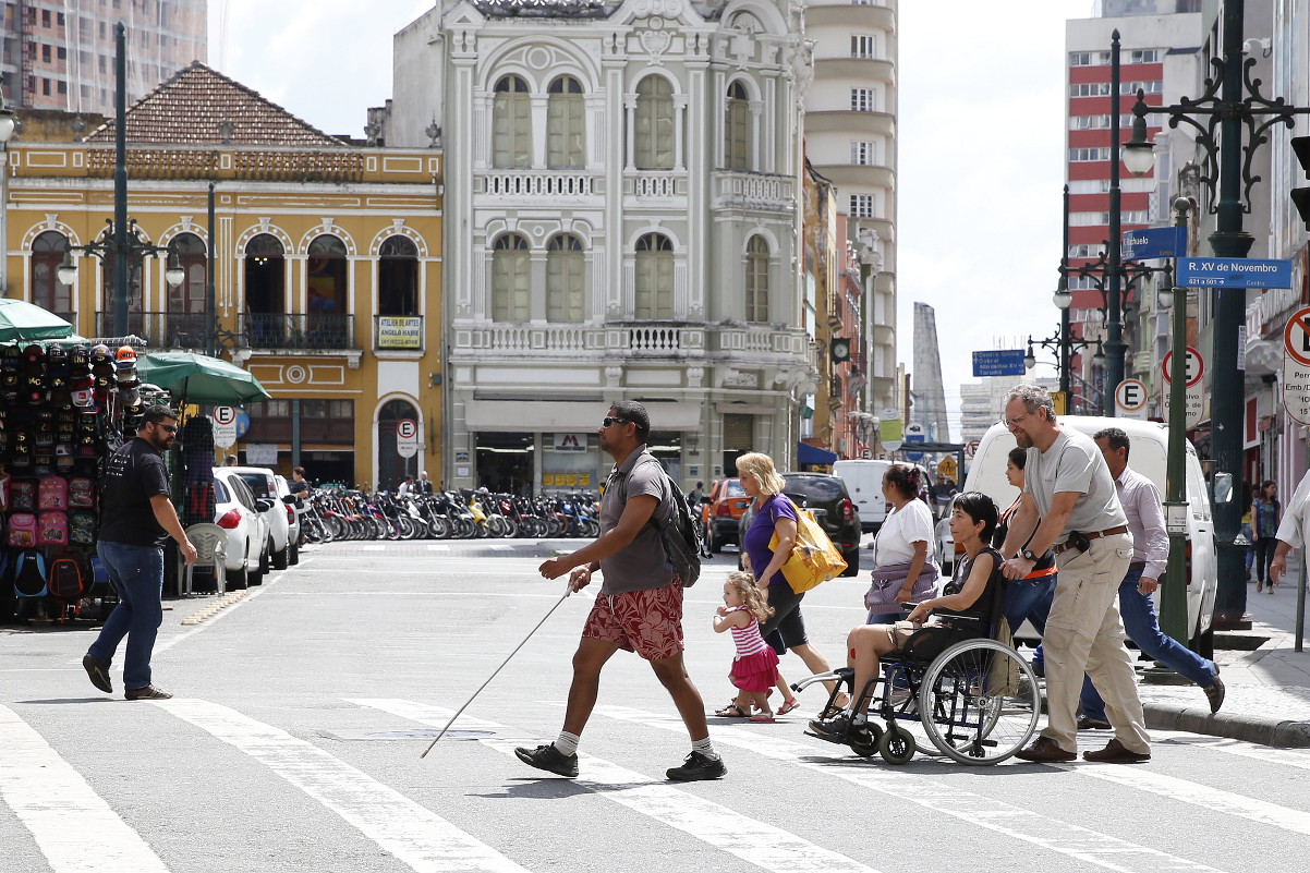 Semáforo para pedestre em Curitiba deverá ter alerta sonoro