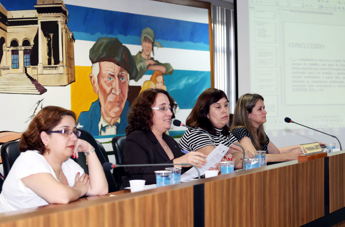 Seminário debate a formação dos trabalhadores em educação 