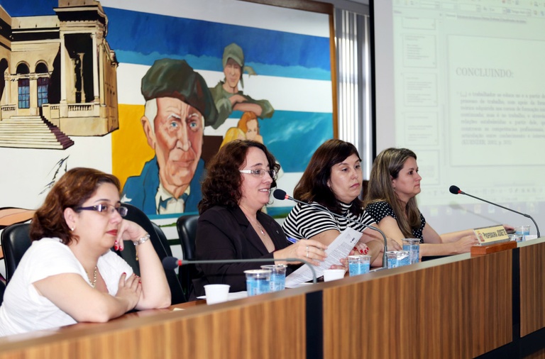 Seminário debate a formação dos trabalhadores em educação 