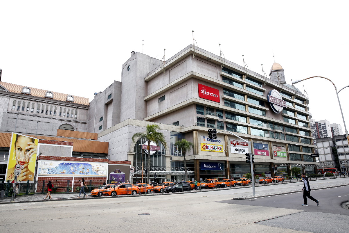 Shoppings podem ter que instalar totens de recarga elétrica 