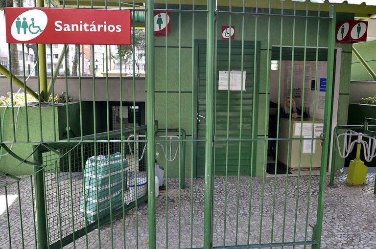 Sugerida ampliação de banheiros públicos em parque 