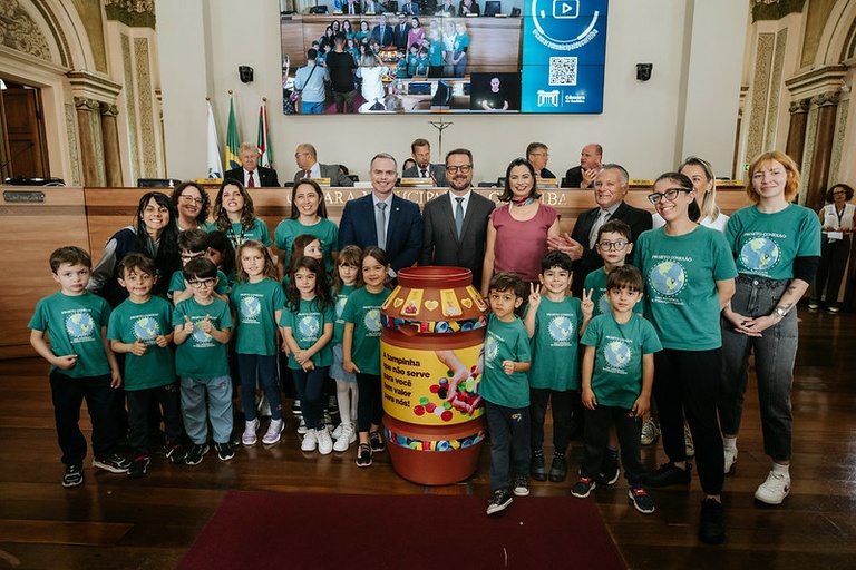 Tampinha Paraná: Câmara de Curitiba recebe doações do Centro Kids