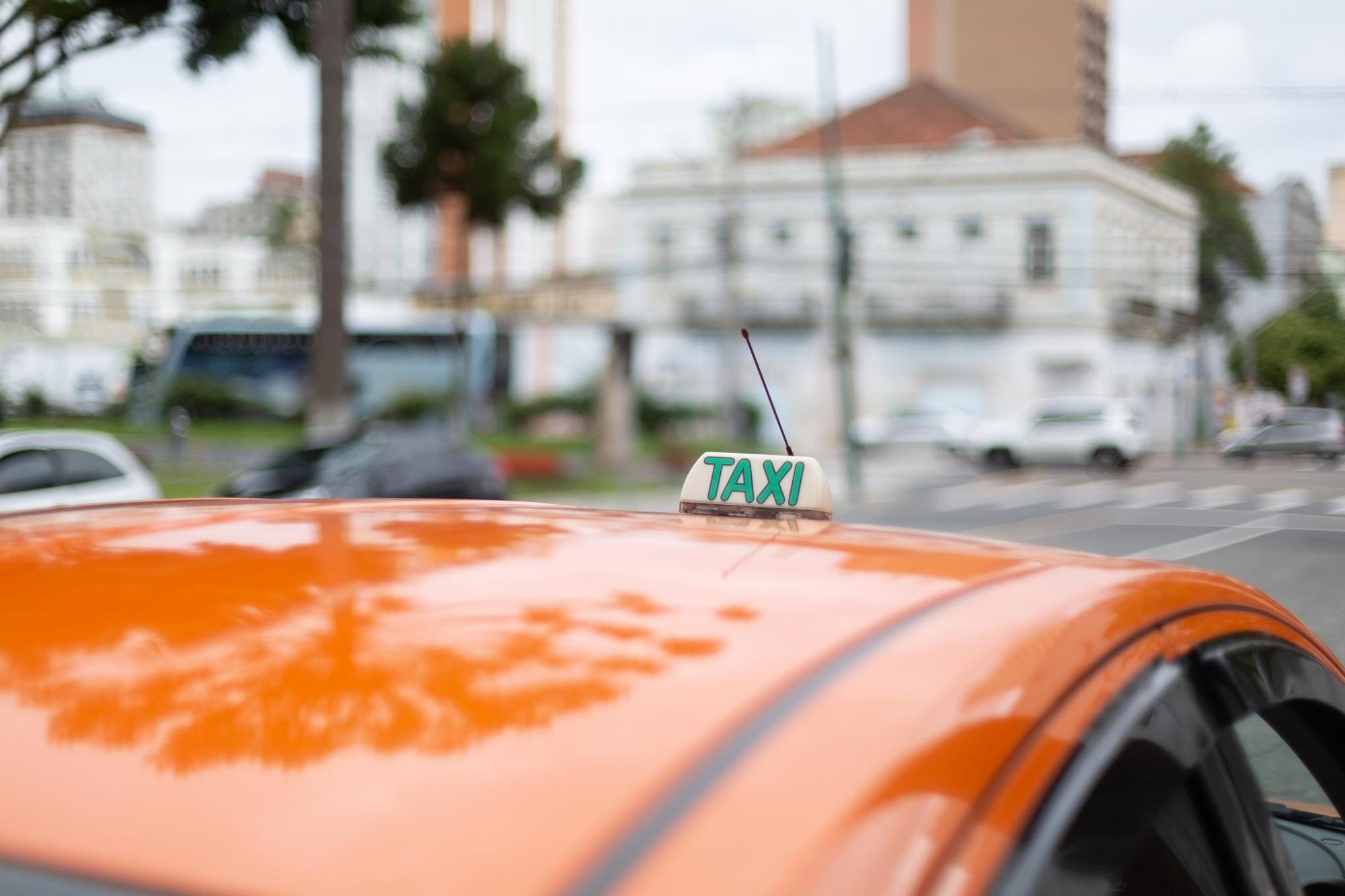 Taxistas e transportadores escolares podem ser isentos de taxa