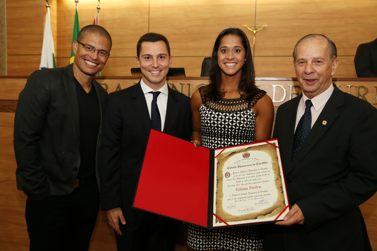 Tenista Teliana Pereira recebe Cidadania Honorária de Curitiba