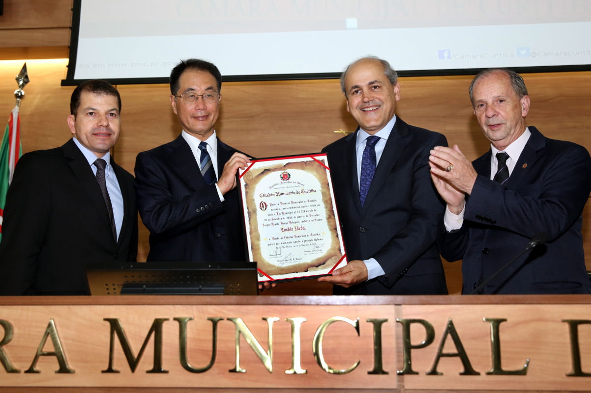 Toshio Ikeda, cônsul do Japão, recebe a cidadania de Curitiba
