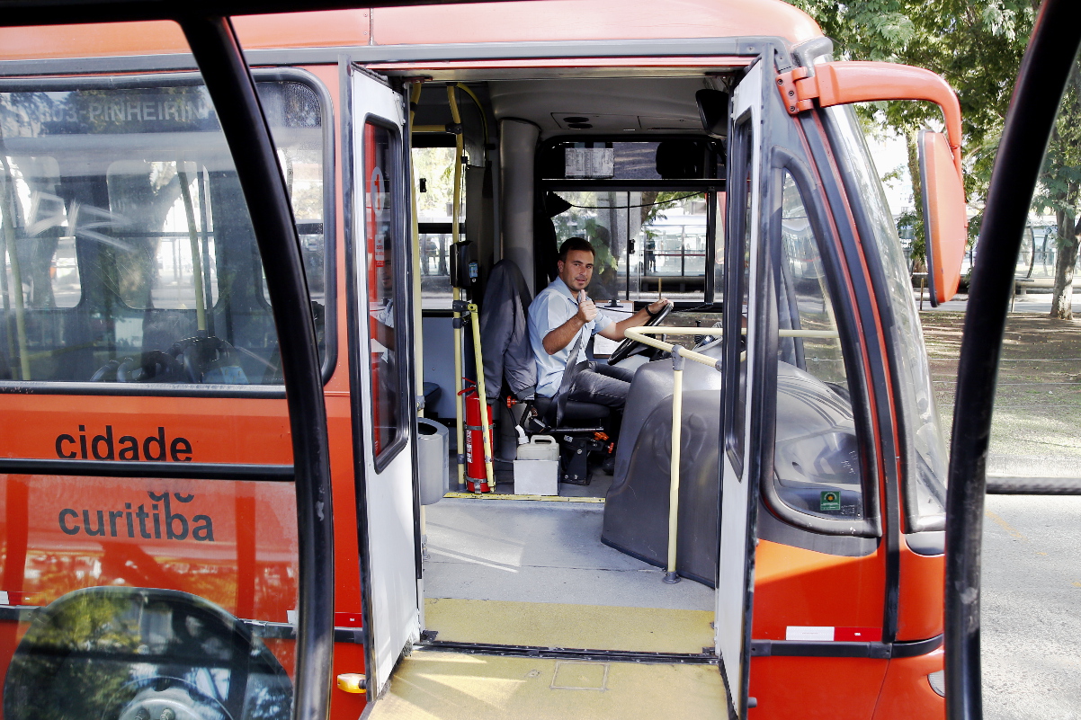 Uso de bermudas por motoristas de ônibus pode se estender por todo o ano